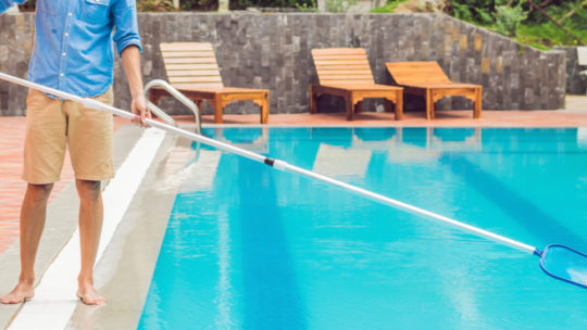 Comment faire pour bien nettoyer une piscine ?